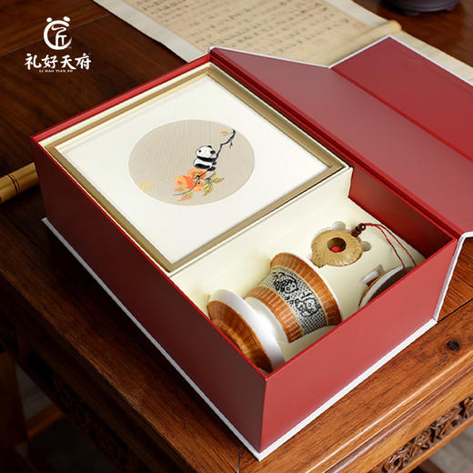 【锦绣竹安非遗礼盒】礼好天府非遗蜀锦框画摆件挂架+竹编挂件+瓷胎竹编盖碗三件套伴手礼  四川特色国潮文创 公司企业高档礼品 客户送礼纪念品 支持定制 商品图2