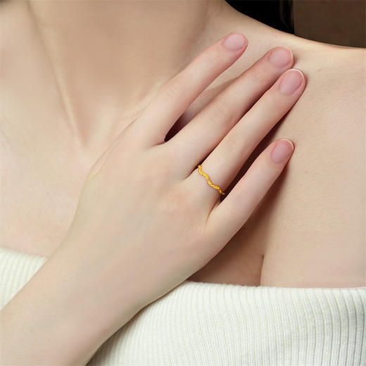 【新品首发】足金水波纹戒指 黄金活口戒指细小戒指叠戴 MEMORA诗普琳LR465601（线上专供） 商品图2