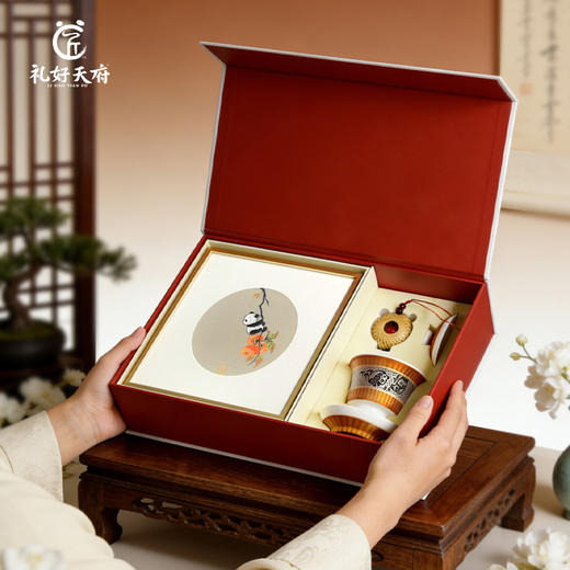 【锦绣竹安非遗礼盒】礼好天府非遗蜀锦框画摆件挂架+竹编挂件+瓷胎竹编盖碗三件套伴手礼  四川特色国潮文创 公司企业高档礼品 客户送礼纪念品 支持定制 商品图5