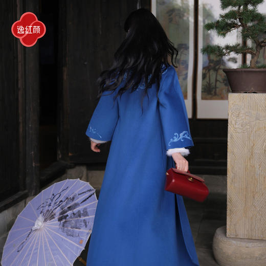 逸红颜《珺华》2025冬新品重工高定蝶戏牡丹宫灯云肩刺绣大衣女 商品图4