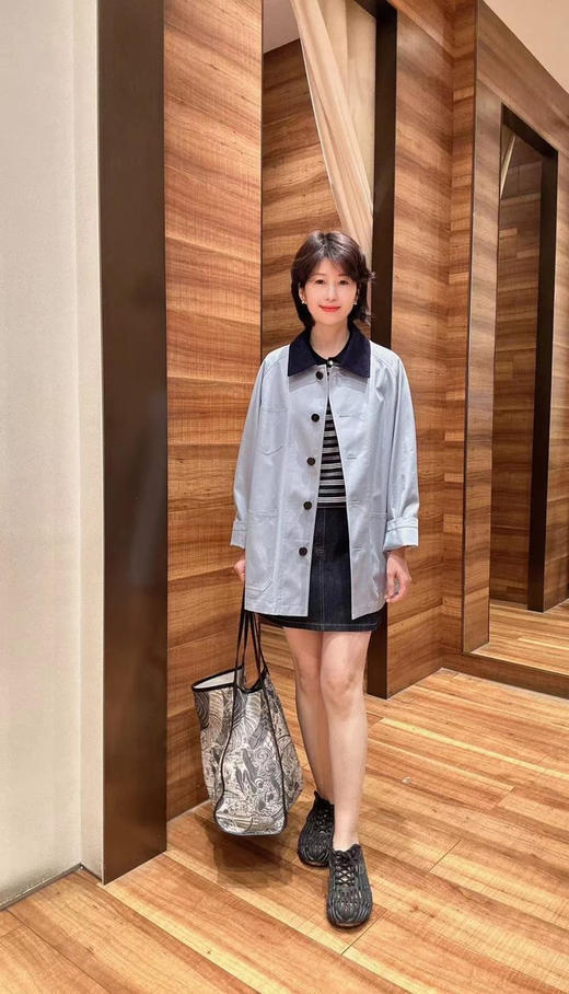 全棉斜纹风衣 高密全棉斜纹夹克巴恩风外套 藏青灯芯绒撞色翻领 高密全棉斜纹 细密平整 色泽温润 垂坠却不贴肤 抗皱好打理 商品图9