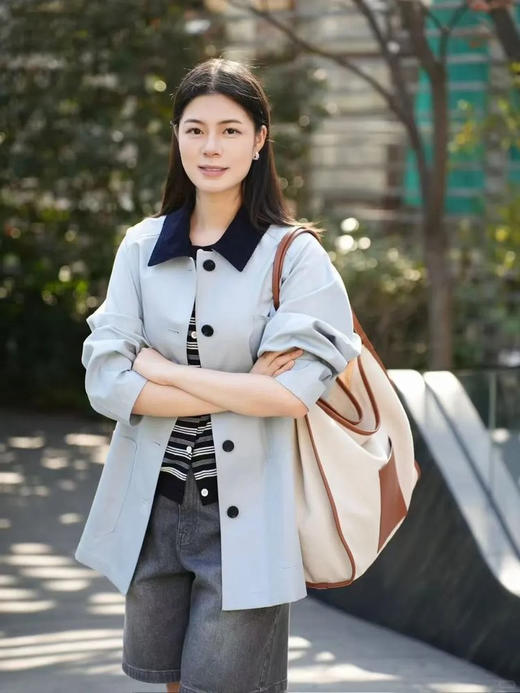 全棉斜纹风衣 高密全棉斜纹夹克巴恩风外套 藏青灯芯绒撞色翻领 高密全棉斜纹 细密平整 色泽温润 垂坠却不贴肤 抗皱好打理 商品图8