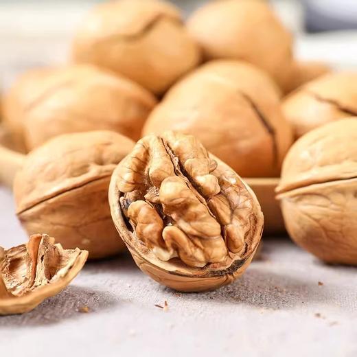 【秒杀❗️15.9半斤🔥纸皮核桃】新货鲜采果香浓郁，壳薄如纸轻松手捏，果仁饱满香脆无涩，营养健康超安心，手捏核桃坚果薄皮核桃休闲零食干果奶香原QQ 商品图2