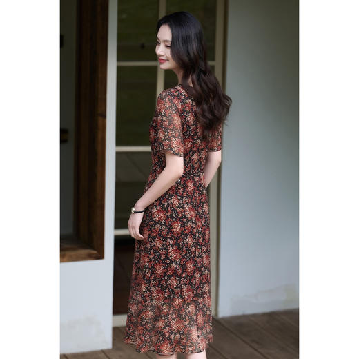 【预售7天】夏日花漫连衣裙 慵懒飘逸 米思阳2026夏季法式优雅度假风茶歇裙V领雪纺碎花中长款连衣裙女1075 商品图3