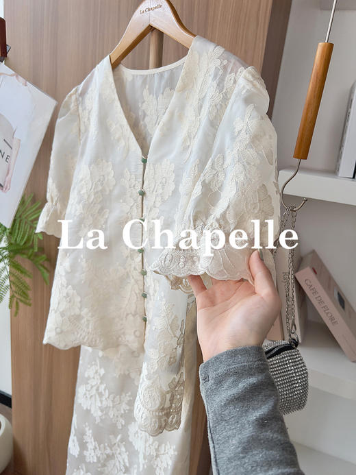 专柜实拍【新中式套装】拉夏贝尔/La Chapelle莱赛尔混纺珠扣刺绣气质V领短袖小衫后松紧半裙套装 商品图3