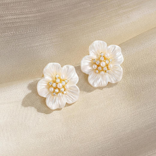 三彩2026新款立体肌理花瓣花朵耳钉S925银针法式复古轻奢珍珠 商品图1