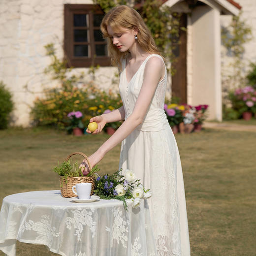 西遇法式V领吊带连衣裙女2026夏季新款重工蕾丝拼接气质背心长裙E0060266 商品图2