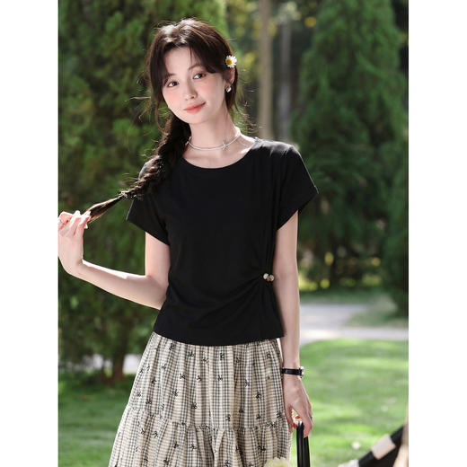 鹿向南【0405/20:00新品前1小时7折限量100件】黑色收腰正肩T恤 商品图0