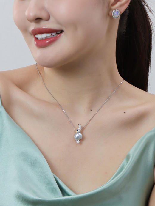 【日本溯源之旅】鹦鹉18k金澳白keshi珍珠钻石吊坠 吊坠尺寸约12.8*30mm 钻石分数:0.021ct（展会产品拍下后不支持7天无理由退换货） 商品图3