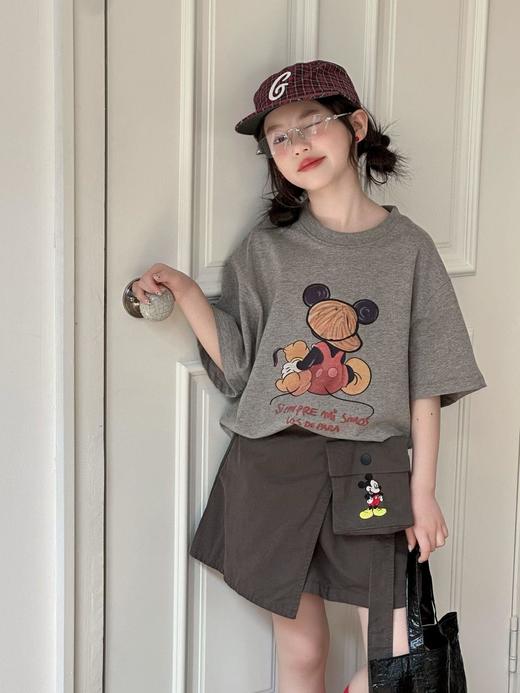 📣买一得三🕗️限时福利款「吉米故事▪韩系休闲风米奇短袖裙裤套装系列」谁能拒绝软萌又酷的"米奇"套装啊！✨定制复古雾面灰调T恤+工装裙裤的组合，把韩系松弛感焊在身上～ 商品图2