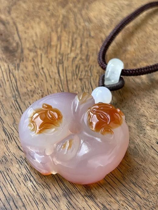 魚脑冻玛瑙巧色雕双獾吊坠，顺丰包邮 商品图14