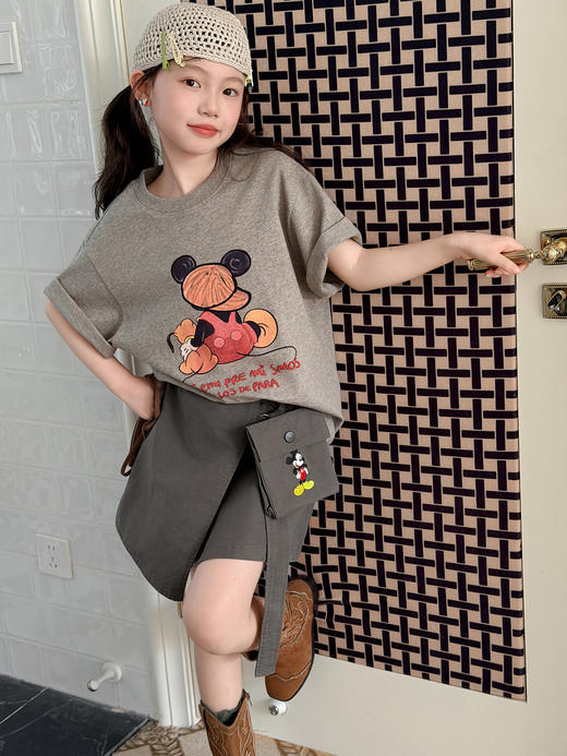 📣买一得三🕗️限时福利款「吉米故事▪韩系休闲风米奇短袖裙裤套装系列」谁能拒绝软萌又酷的"米奇"套装啊！✨定制复古雾面灰调T恤+工装裙裤的组合，把韩系松弛感焊在身上～ 商品图6