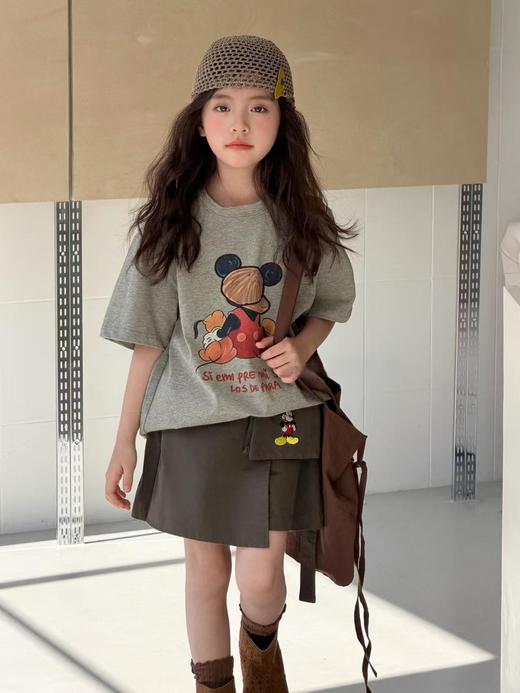 📣买一得三🕗️限时福利款「吉米故事▪韩系休闲风米奇短袖裙裤套装系列」谁能拒绝软萌又酷的"米奇"套装啊！✨定制复古雾面灰调T恤+工装裙裤的组合，把韩系松弛感焊在身上～ 商品图4