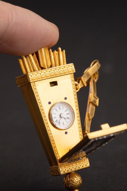 独角鹿西洋古董1840年代瑞士出品18K黄金镶嵌钻石珐琅箭袋与箭造型吊坠怀表 商品图6