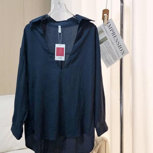 法维曼 藏蓝色翻领深V领衬衫 轻盈垂坠 春夏清爽不闷 宽松落肩 藏肉显瘦 修饰脖颈 叠穿更显层次 商品图9