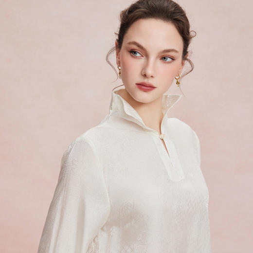 RF209斯尔丽26新款改良国风立领可打开穿宽松版及臀挡肉衬衣 商品图4