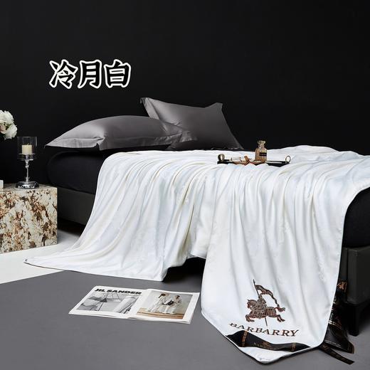 黄金桑蚕丝夏被： 填充淡黄色黄金桑蚕丝，呈现出天然的纤维蓬松感与通透感 商品图0