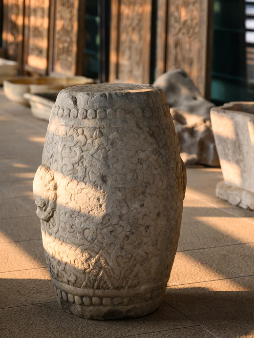 清	汉白玉卷草纹铺首绣墩 商品图2