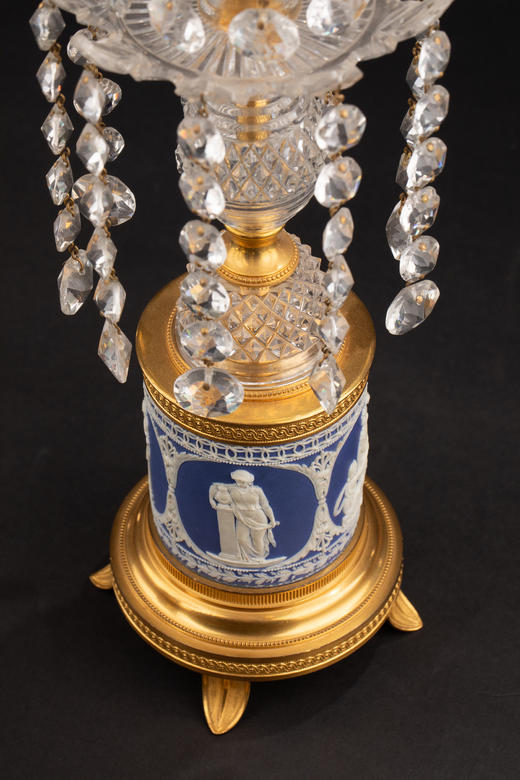 独角鹿西洋古董19世纪英国Wedgwood工坊出品铜鎏金精雕水晶垂饰蓝色浮雕陶瓷烛台一对 商品图3