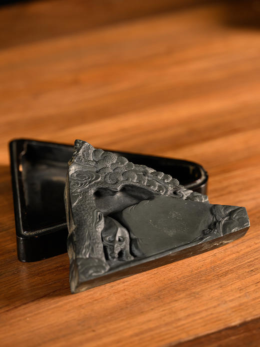 民国	松树牛纹歙砚（黑漆砚盒） 商品图1