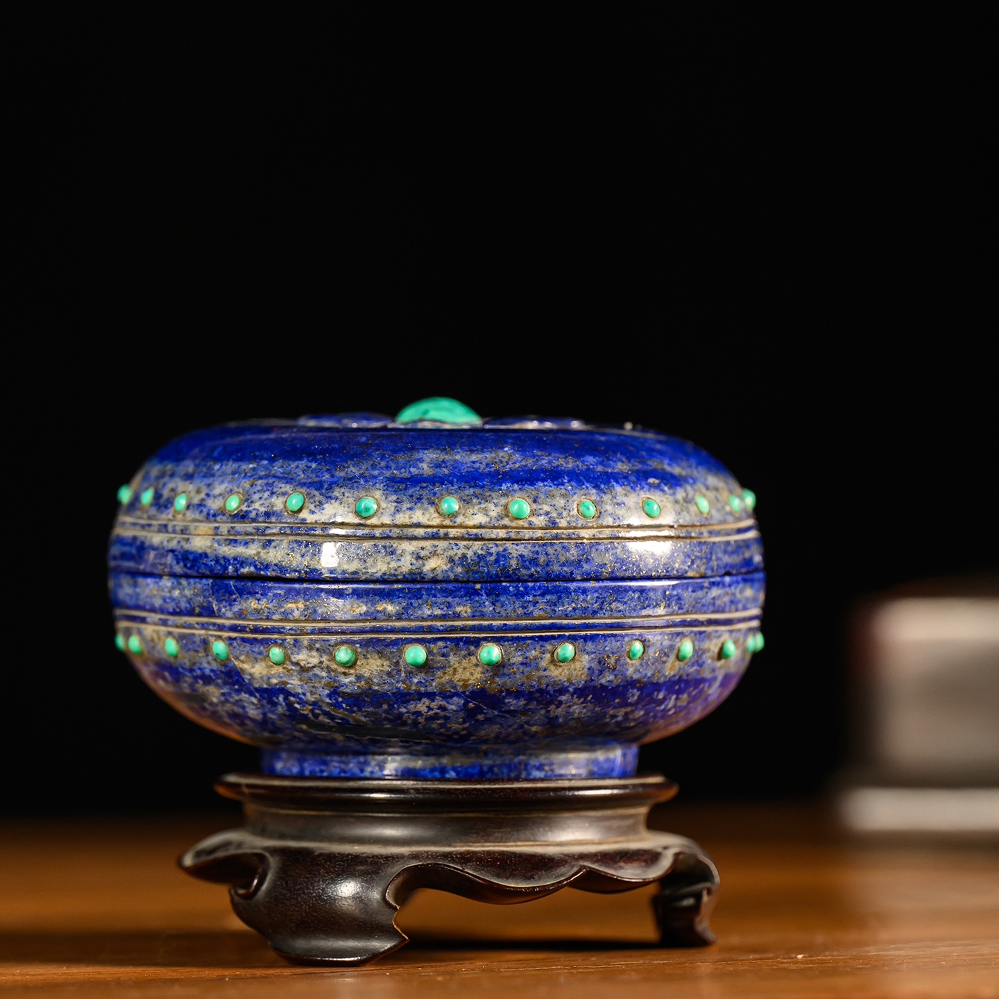 清	青金石嵌绿松石莲花盖盒（红木座）