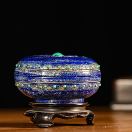 清	青金石嵌绿松石莲花盖盒（红木座） 商品图0