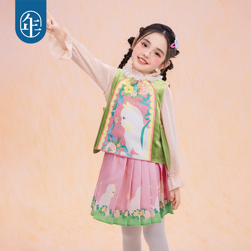 【童装服饰丨年衣儿童中式古风汉服系列】面料细腻顺滑，后开链接设计，穿脱方便，A版宽松剪裁，长度适中，运动跑跳无束缚，一件满足多场景造型需求