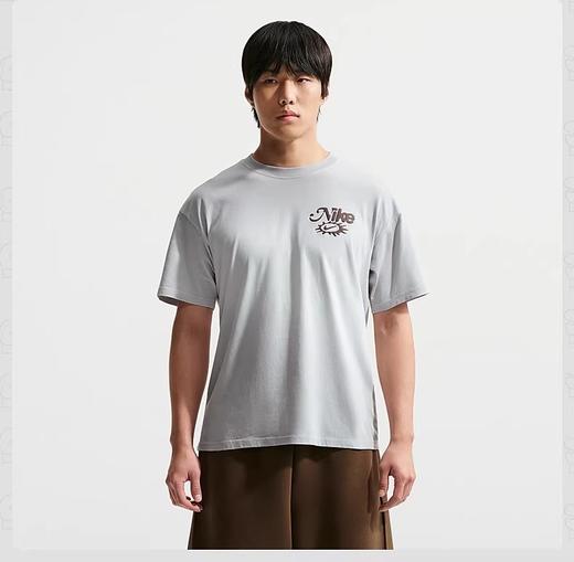 【店庆提前购】【8.8折】7楼NIKE耐克男子背面印花运动宽松舒适休闲短袖T恤IH1152-043吊牌价299折后价263 商品图0