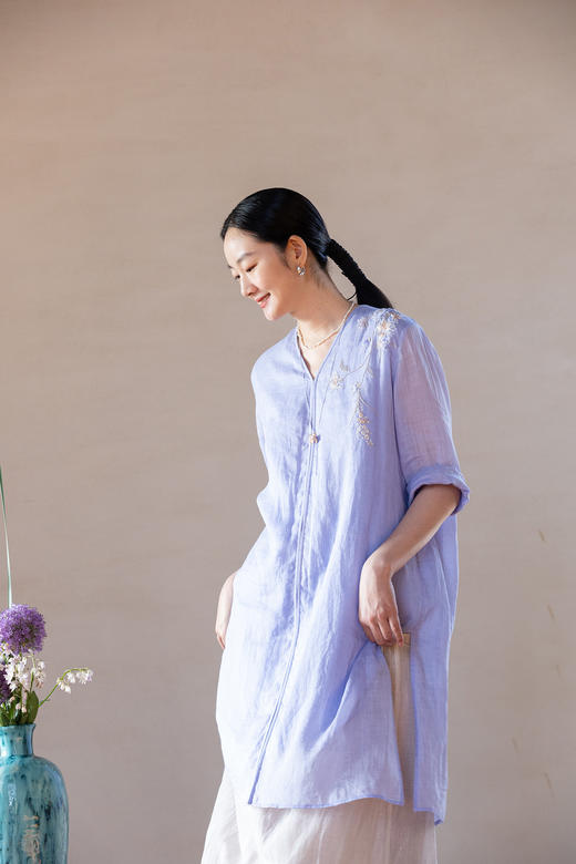 牧衣游原创 手工刺绣苎麻小衫轻薄宽松V领不规则上衣中长款 云墨 商品图5