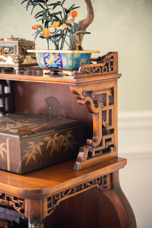 【已售】独角鹿西洋古董19世纪法国出品VIARDOT东方风格瑞兽造型铜鎏金精雕装饰吉祥回纹硬木镂雕嵌母贝三层边柜 商品图4