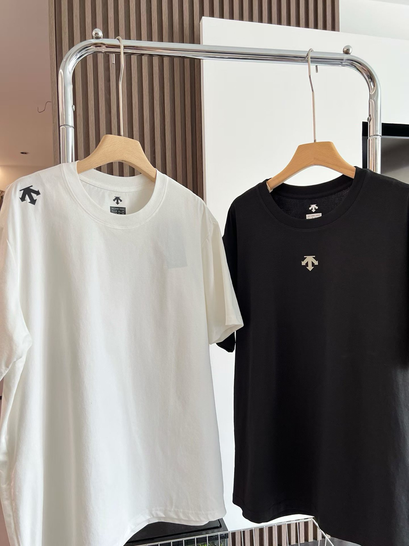 青岛工厂外贸原单迪桑特 情侣抗菌速干运动圆领短袖T恤，黑白两色，两个款