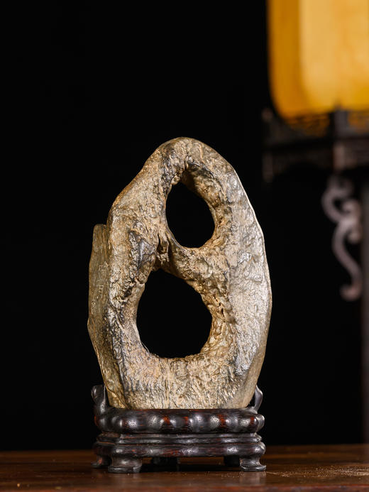 清	灵璧石“吟月”双洞天文房赏石（红木座） 商品图0