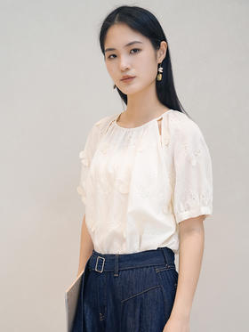 法式温柔风立体蝴蝶刺绣白衬衫女 圆领镂空泡泡袖宽松遮肉显瘦娃娃衫上衣