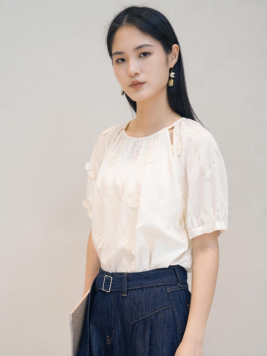 法式温柔风立体蝴蝶刺绣白衬衫女 圆领镂空泡泡袖宽松遮肉显瘦娃娃衫上衣 商品图0