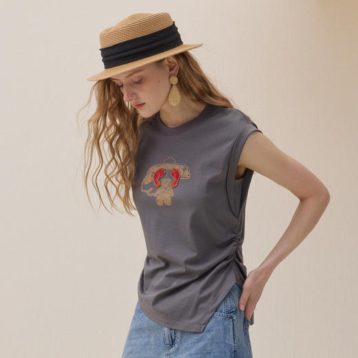 谜底复古刺绣印花T恤无袖2026夏季新品侧边褶皱显腰型女262MT0454 商品图1