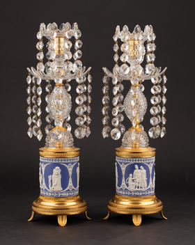 独角鹿西洋古董19世纪英国Wedgwood工坊出品铜鎏金精雕水晶垂饰蓝色浮雕陶瓷烛台一对