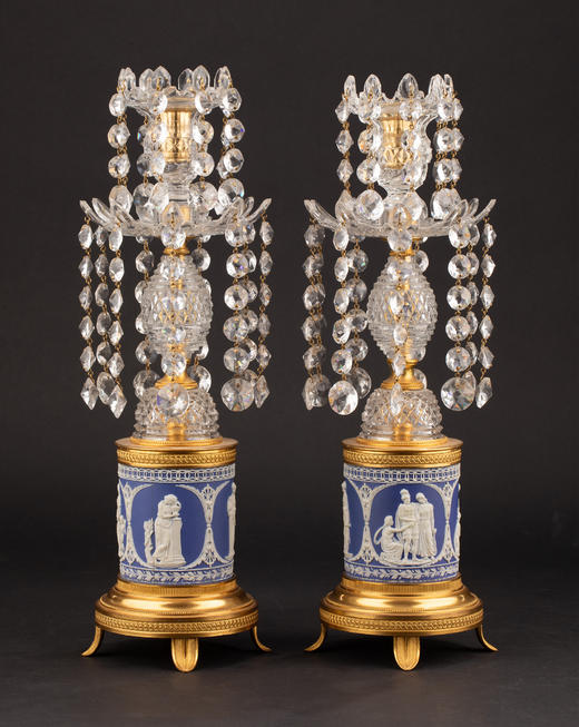 独角鹿西洋古董19世纪英国Wedgwood工坊出品铜鎏金精雕水晶垂饰蓝色浮雕陶瓷烛台一对 商品图0