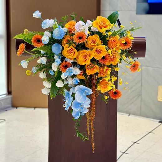 共创盛景-橙蓝色系混搭讲台花 商品图0