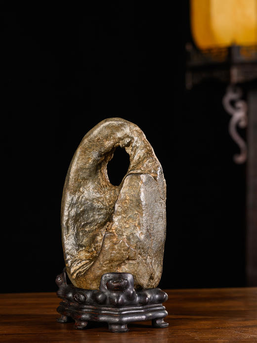 清	灵璧石“吟月”双洞天文房赏石（红木座） 商品图3