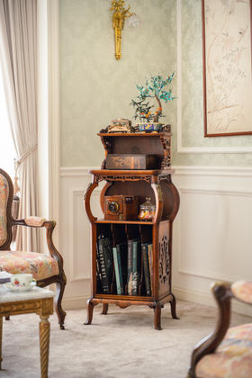 【已售】独角鹿西洋古董19世纪法国出品VIARDOT东方风格瑞兽造型铜鎏金精雕装饰吉祥回纹硬木镂雕嵌母贝三层边柜