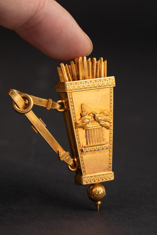 独角鹿西洋古董1840年代瑞士出品18K黄金镶嵌钻石珐琅箭袋与箭造型吊坠怀表 商品图4