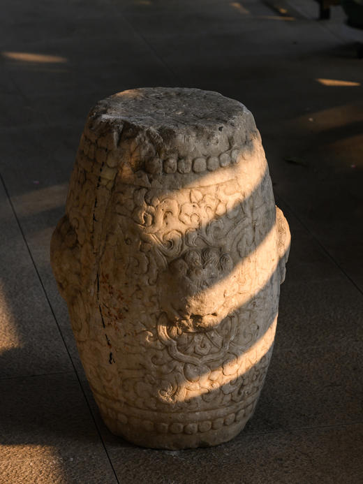 清	汉白玉卷草纹铺首绣墩 商品图1