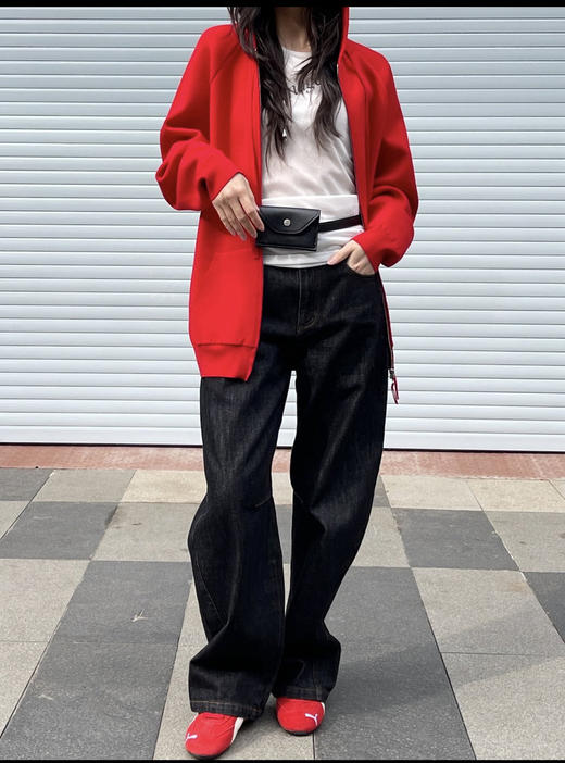 高阶黑牛弯刀阔腿牛仔裤 中腰弯刀裤 传统丹宁工艺打造 搭配侧缝前移剪裁工艺 弯刀裤型剪裁 松弛慵懒 挺括感拉满 优质长绒棉纱面料 复古有质感 商品图8