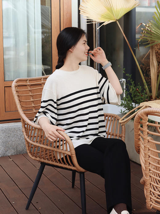 蓝白款预售7-10天，黑白款预售10-15天 【透气排汗 撞色条纹针织衫】宽松落肩版型遮肉显瘦 日本进口和纸纱抗皱免烫久穿不变形 商品图4