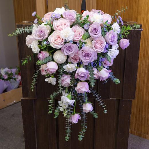 共荣-紫色系玫瑰混搭讲台花 商品图0