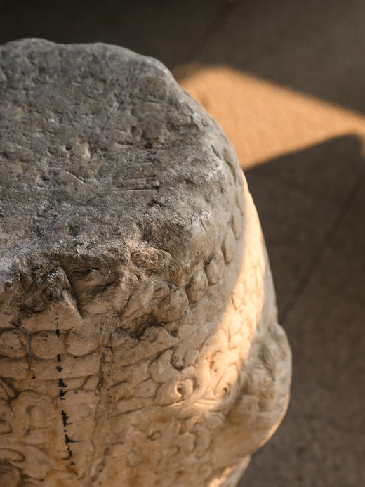 清	汉白玉卷草纹铺首绣墩 商品图3