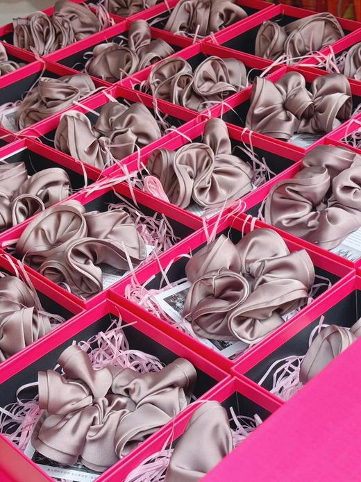 露思同款，品质很好，缎面大肠发圈带礼盒  26Y04018- 商品图10