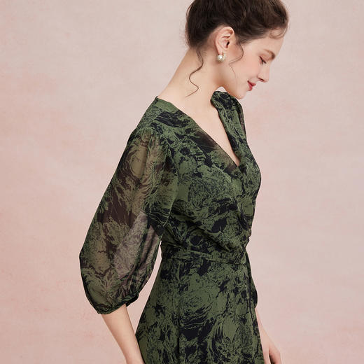 RF808斯尔丽26夏季新款水印印花裹裙式凉爽V领连衣裙 商品图4