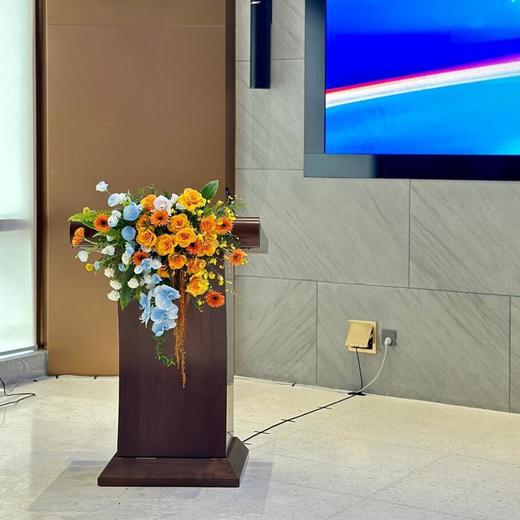 共创盛景-橙蓝色系混搭讲台花 商品图3