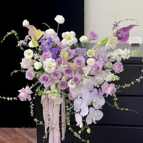聚力同行-紫色系讲台插花